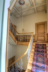 <p>Bij de verbouwing van het achterhuis omstreeks 1882 werd ook voorzien in een monumentaal trappenhuis, met rijk geprofileerde stucplafonds en een naaldhouten bordestrap met geprofileerde trappaal en gietijzeren balusters. HDR-opname van het trappenhuis ter hoogte van de verdieping. </p>

